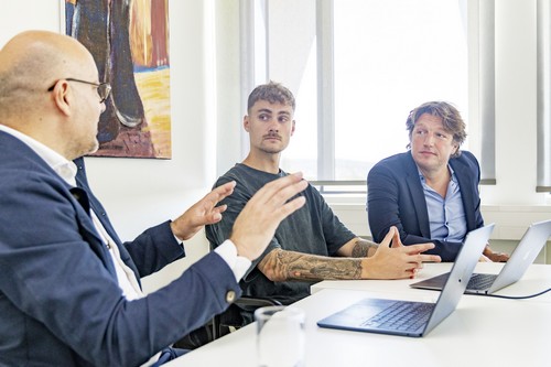 A three-man team for ESA: Prof. Hichem Snoussi (left) and Prof. Andreas Weinmann (right) have been working together in the EUT+ Data Science Lab for two years. PhD student Patrick Bauer (centre) will support them in the ESA project.